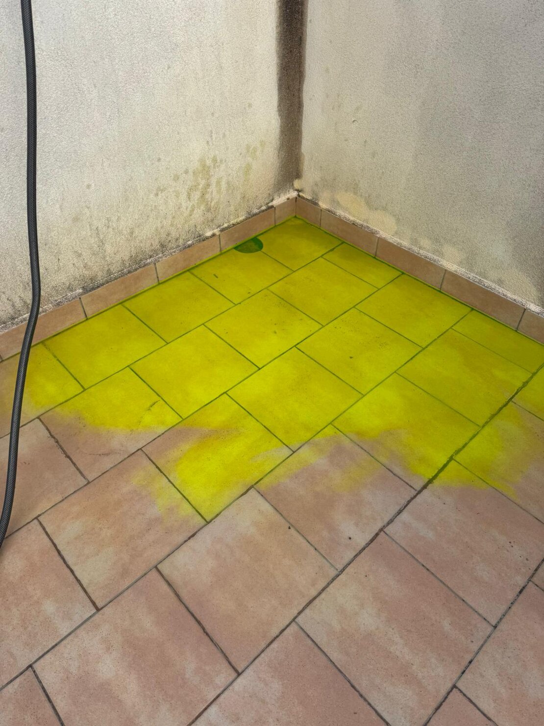 Facciata di edificio con macchie di umidità