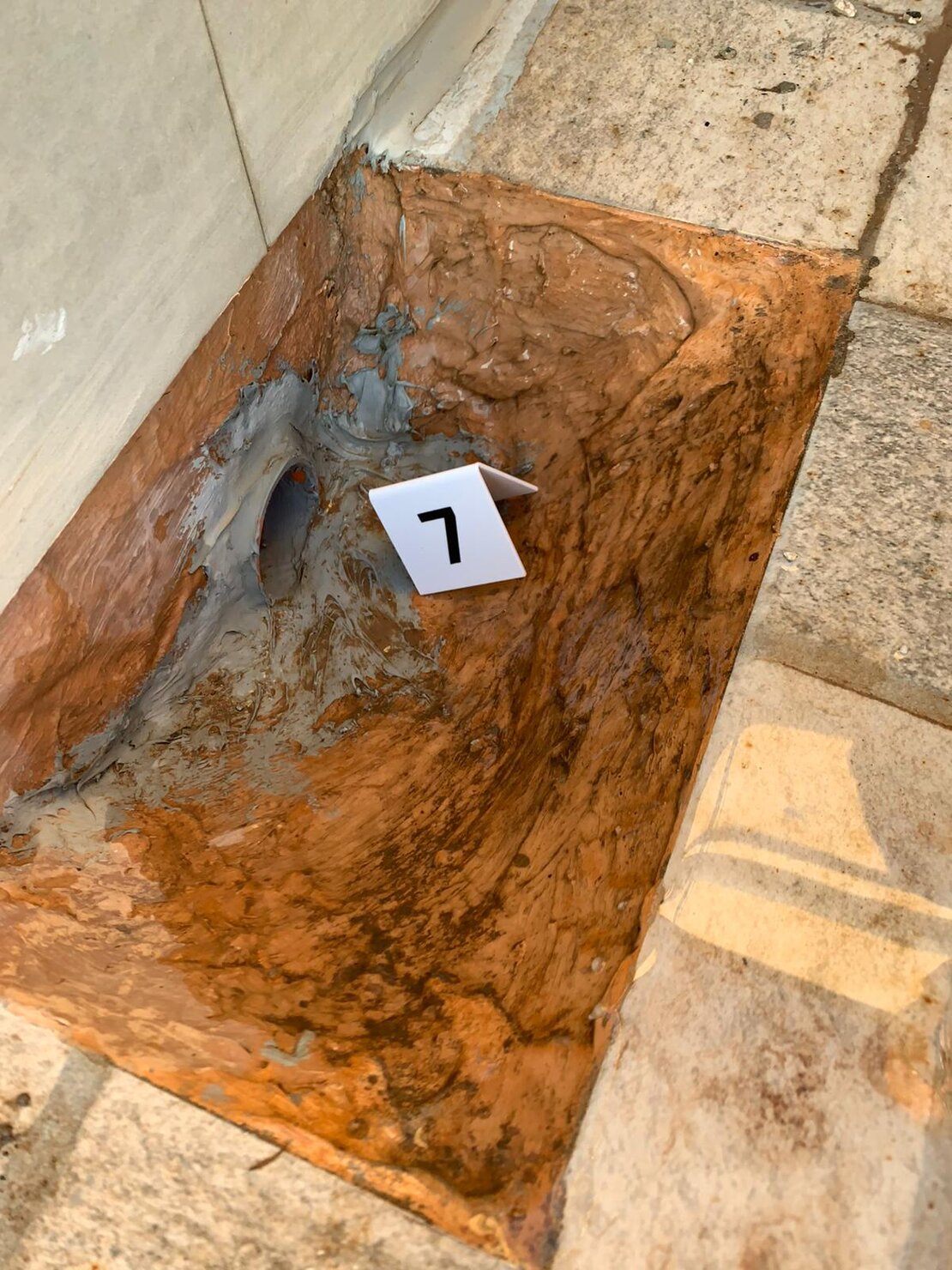 Dettaglio di terrazza con segni di infiltrazione