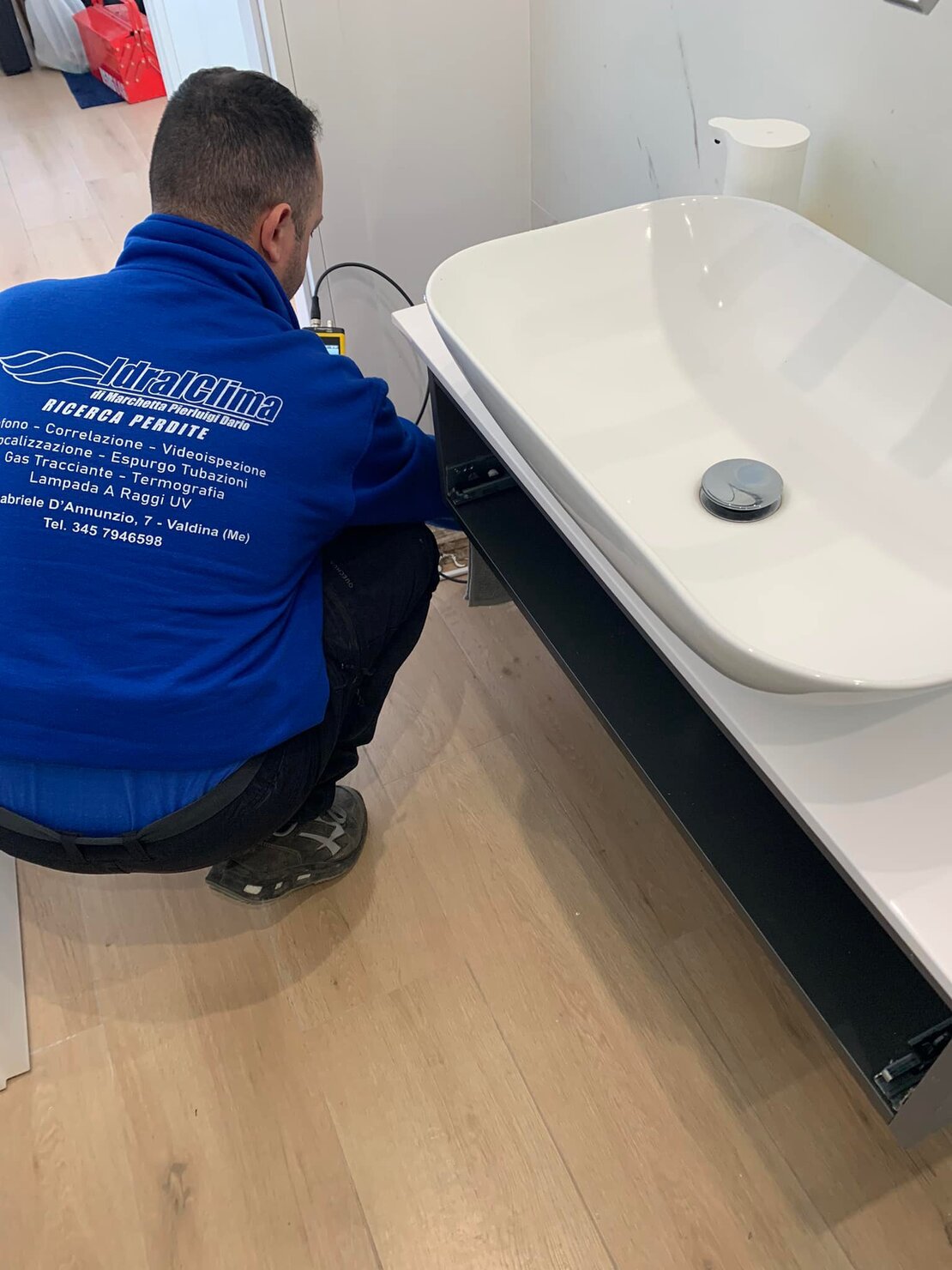 Casa con strumenti di lavoro e una lista di controllo