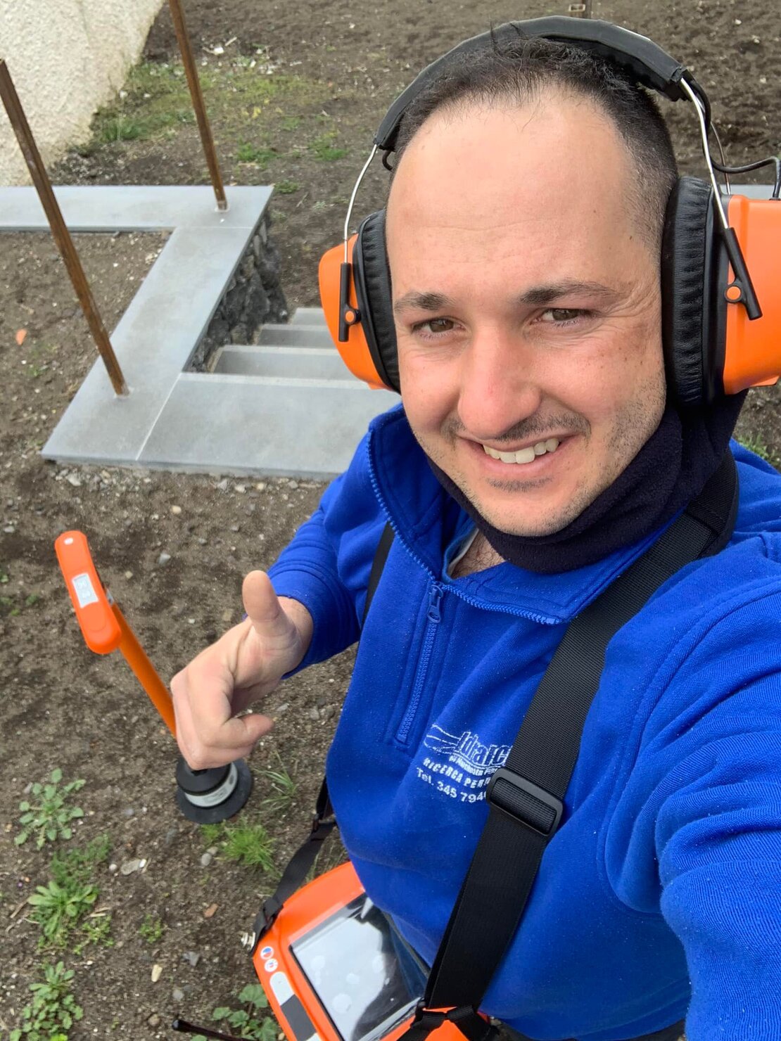 Idraulico che controlla una tubazione con icone di domanda sovrapposte