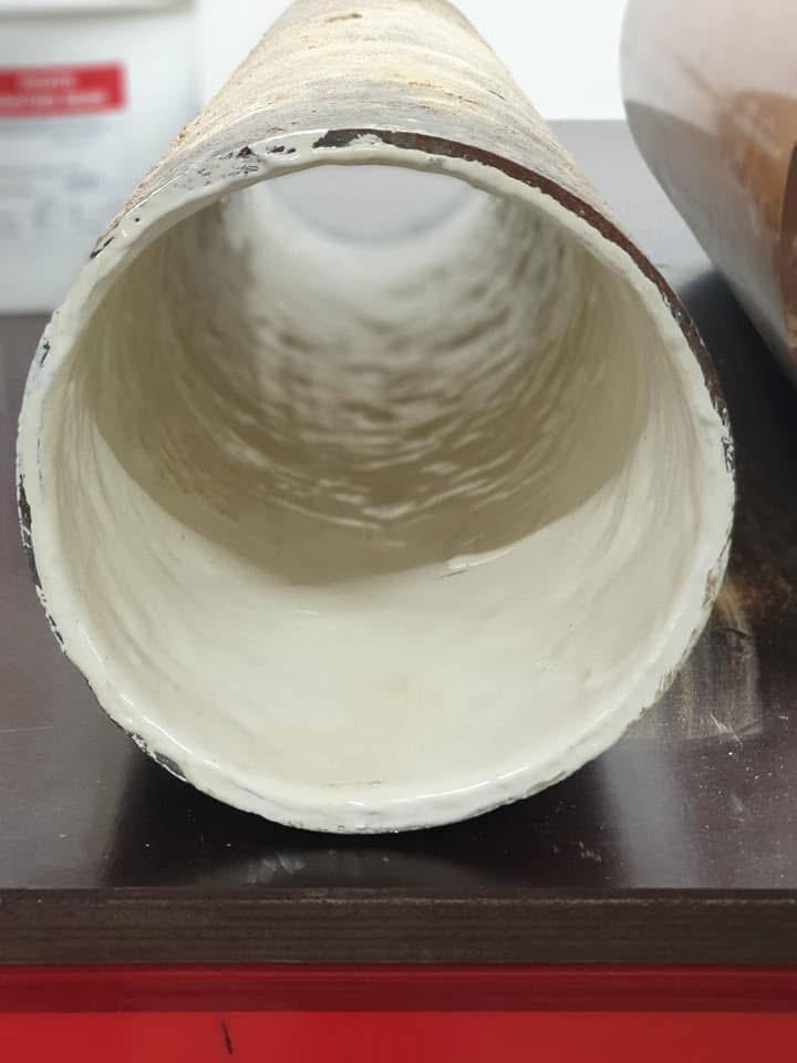 Tecnico che risana una tubazione dall’interno