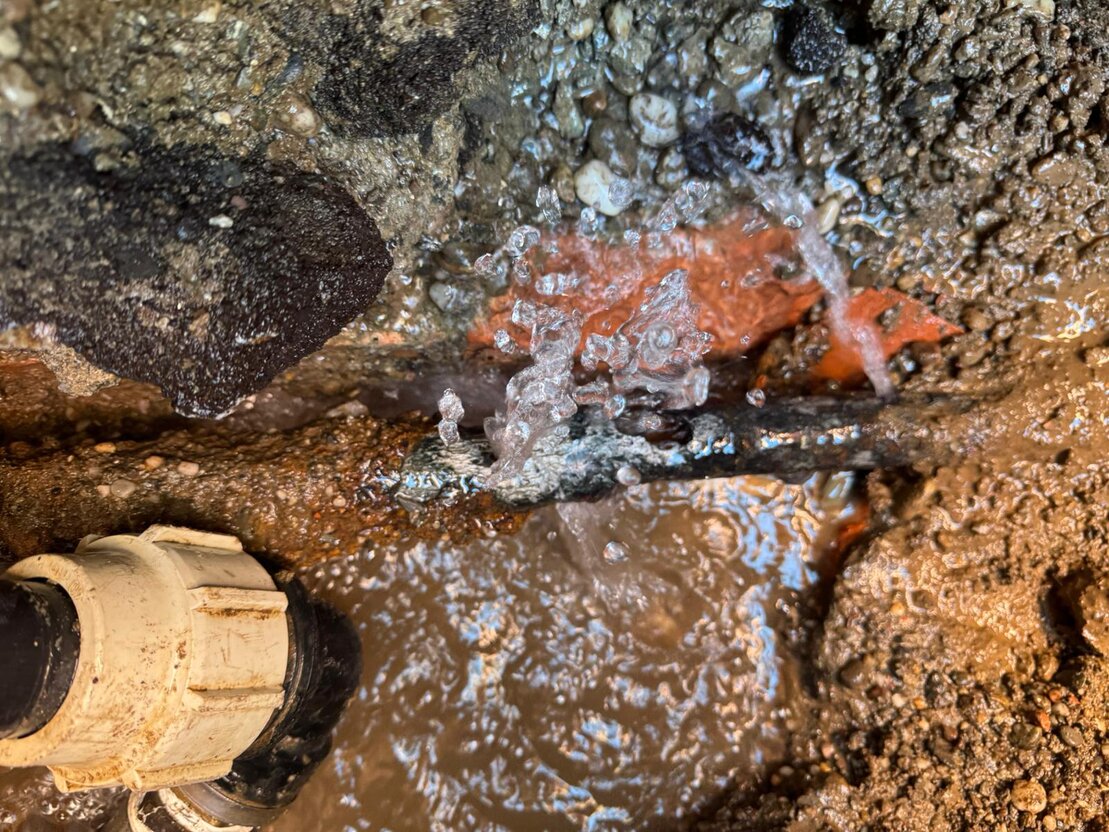 Tecnico che esegue ricerca perdite acqua su tubazione