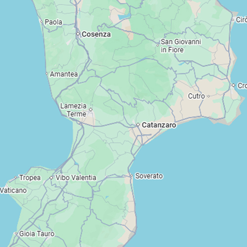 Paesaggio collinare con centro abitato in Calabria